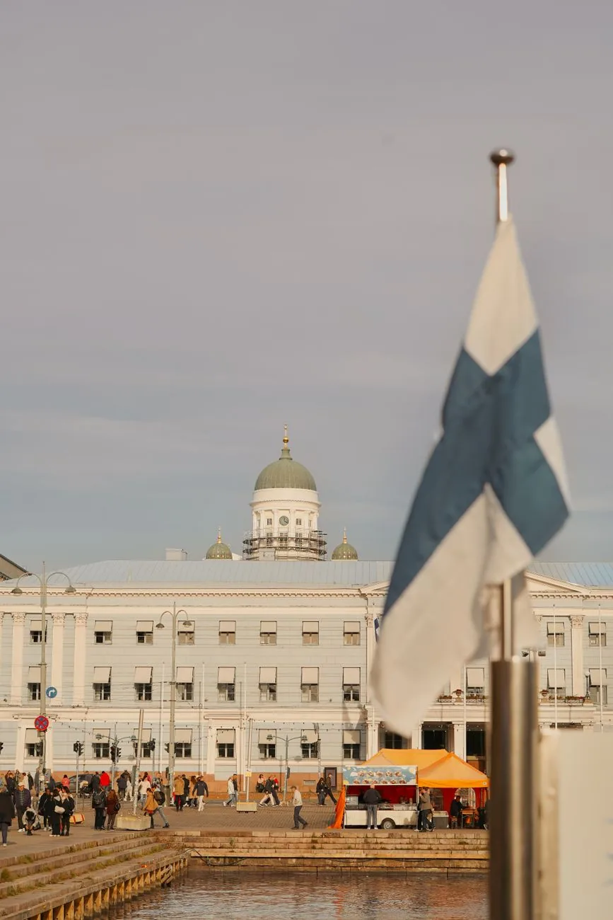 Drapeau finlandais devant un bâtiment administratif d'Helsinki
