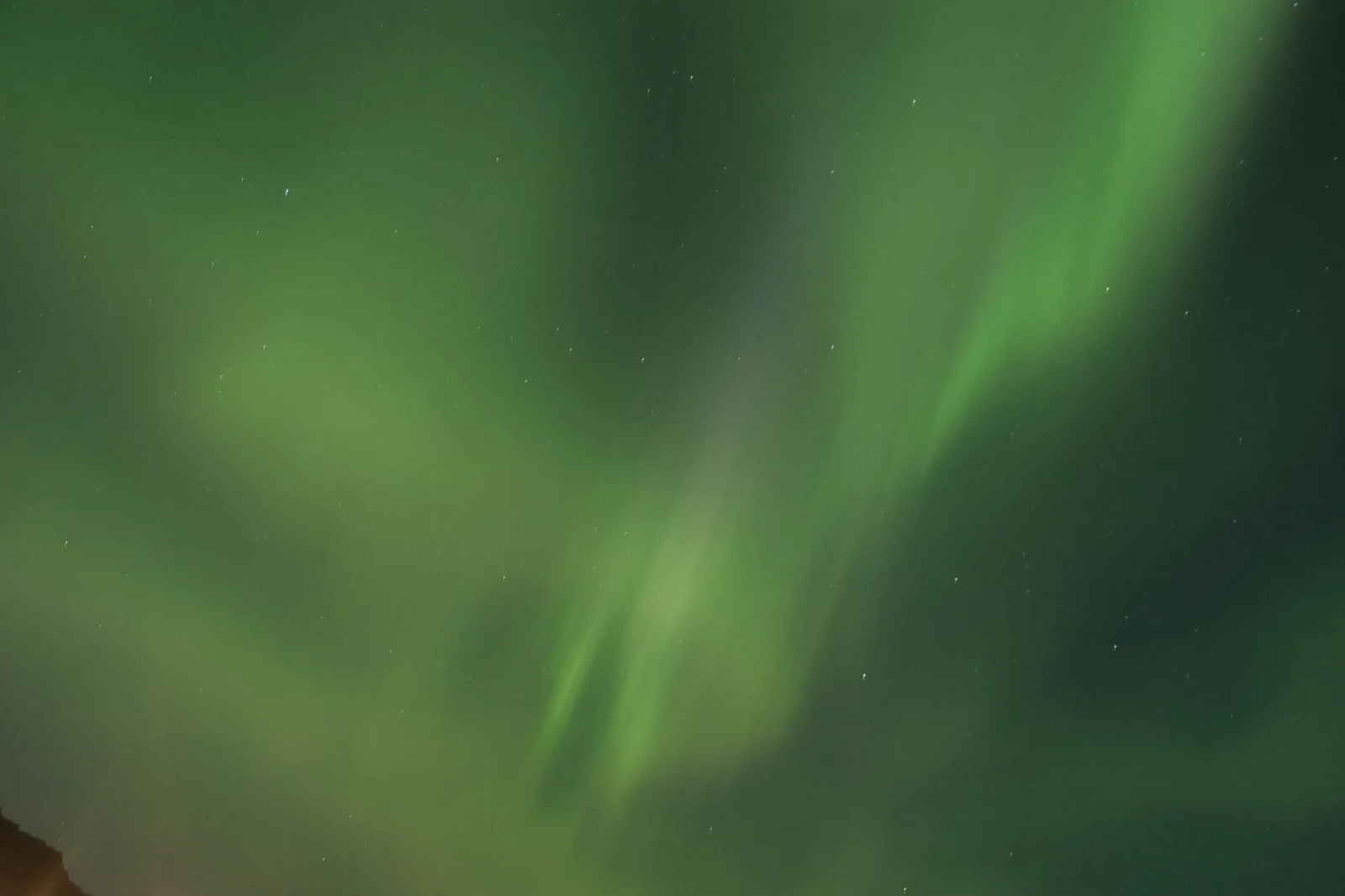Rideaux verts d'une aurore boréale occupant tout le ciel au-dessus de la Laponie