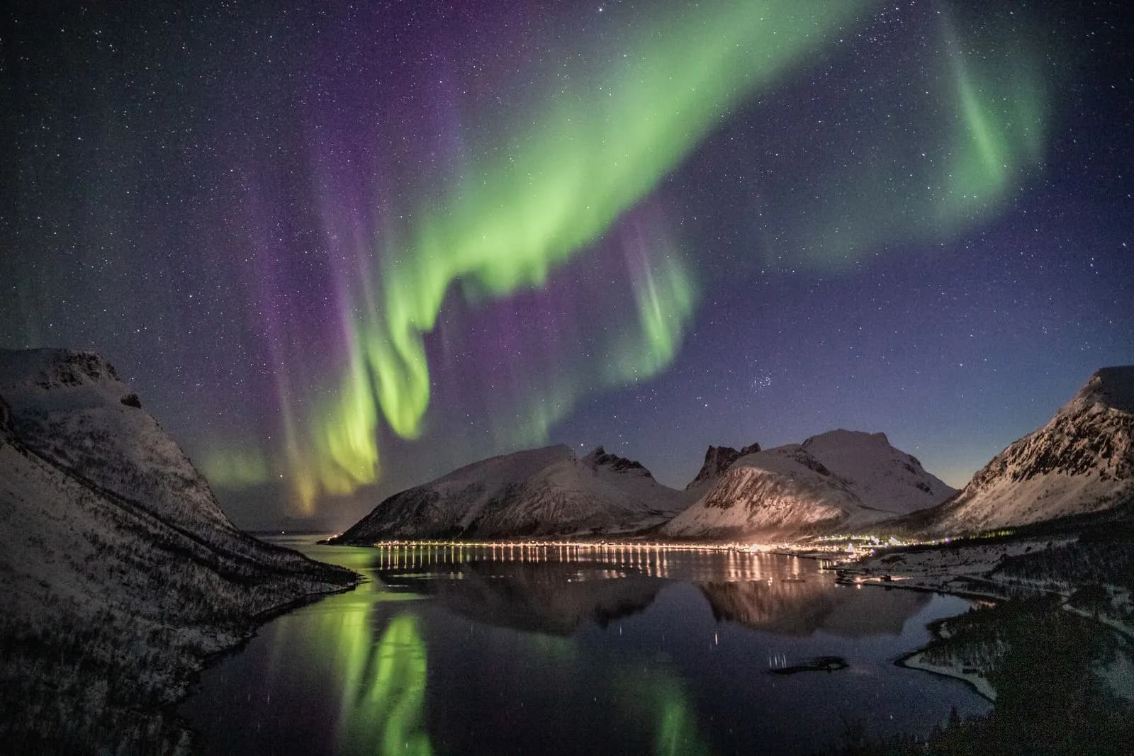 Igloo de verre sous les aurores boréales en Laponie