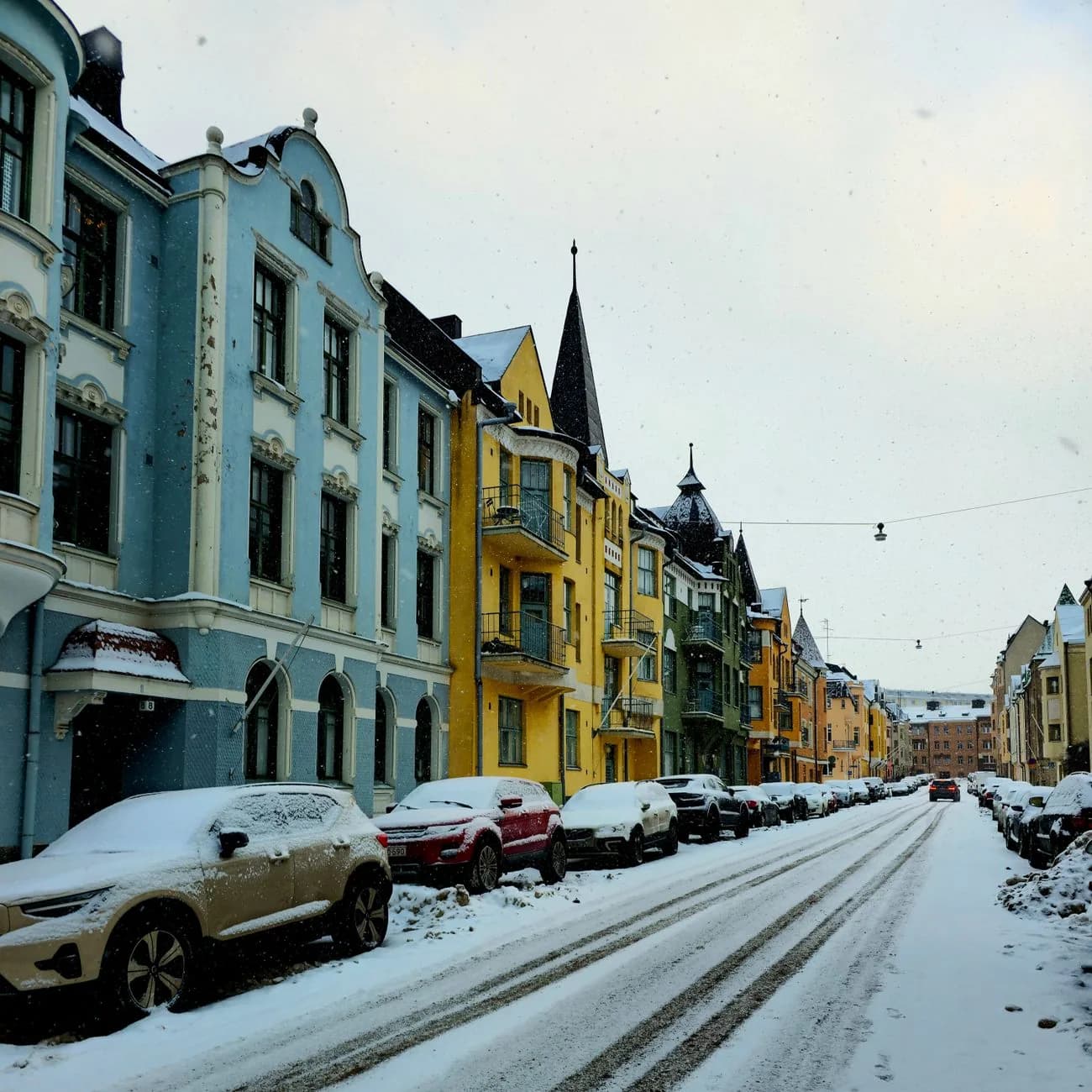 Rue d'immeubles art nouveau d'Helsinki sous la neige