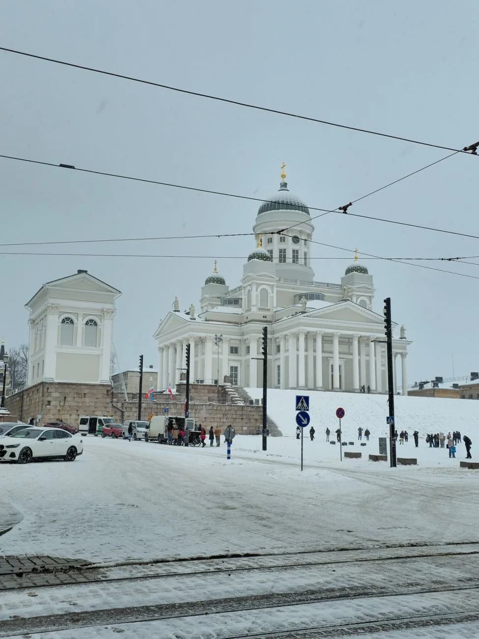 Cathédrale d'Helsinki sous la neige, place du Sénat, câbles de tramway au premier plan