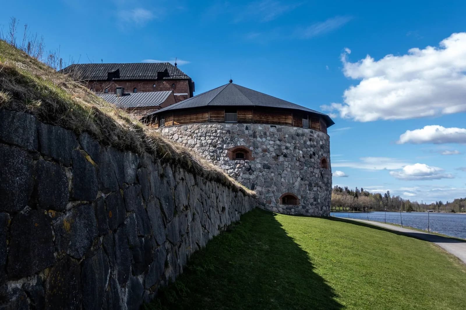 Château de Häme à Hämeenlinna, ses murs de pierre et sa tour ronde au bord du lac