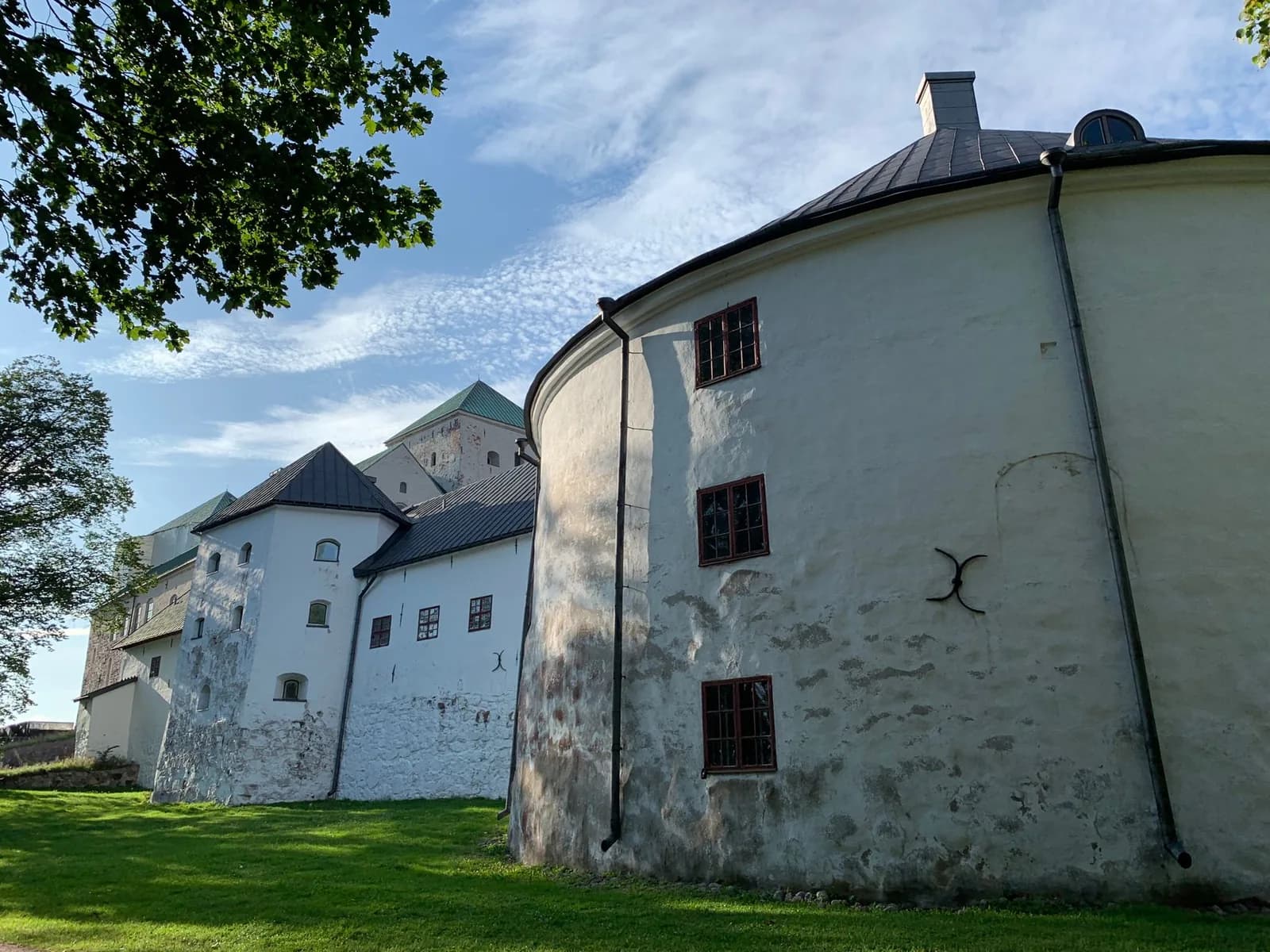 Murs blanchis et tour ronde du château médiéval de Turku, en Finlande, un jour d'été