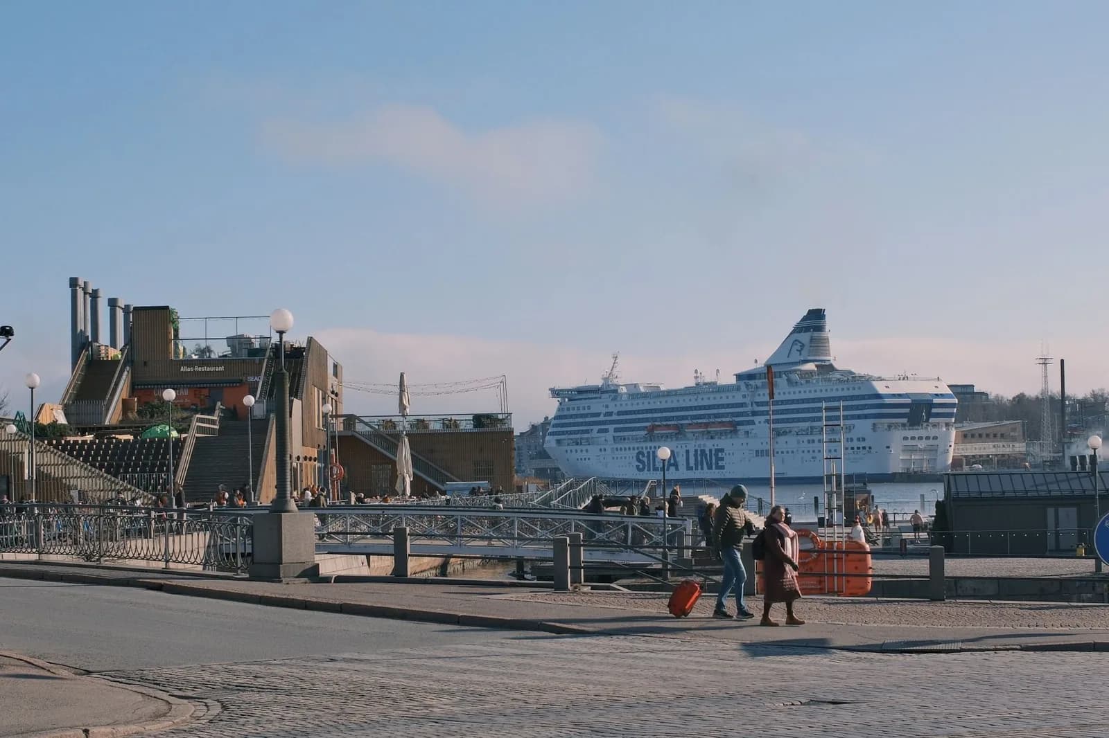 Ferry Silja Line à quai dans le port d'Helsinki, voyageurs remontant vers la ville