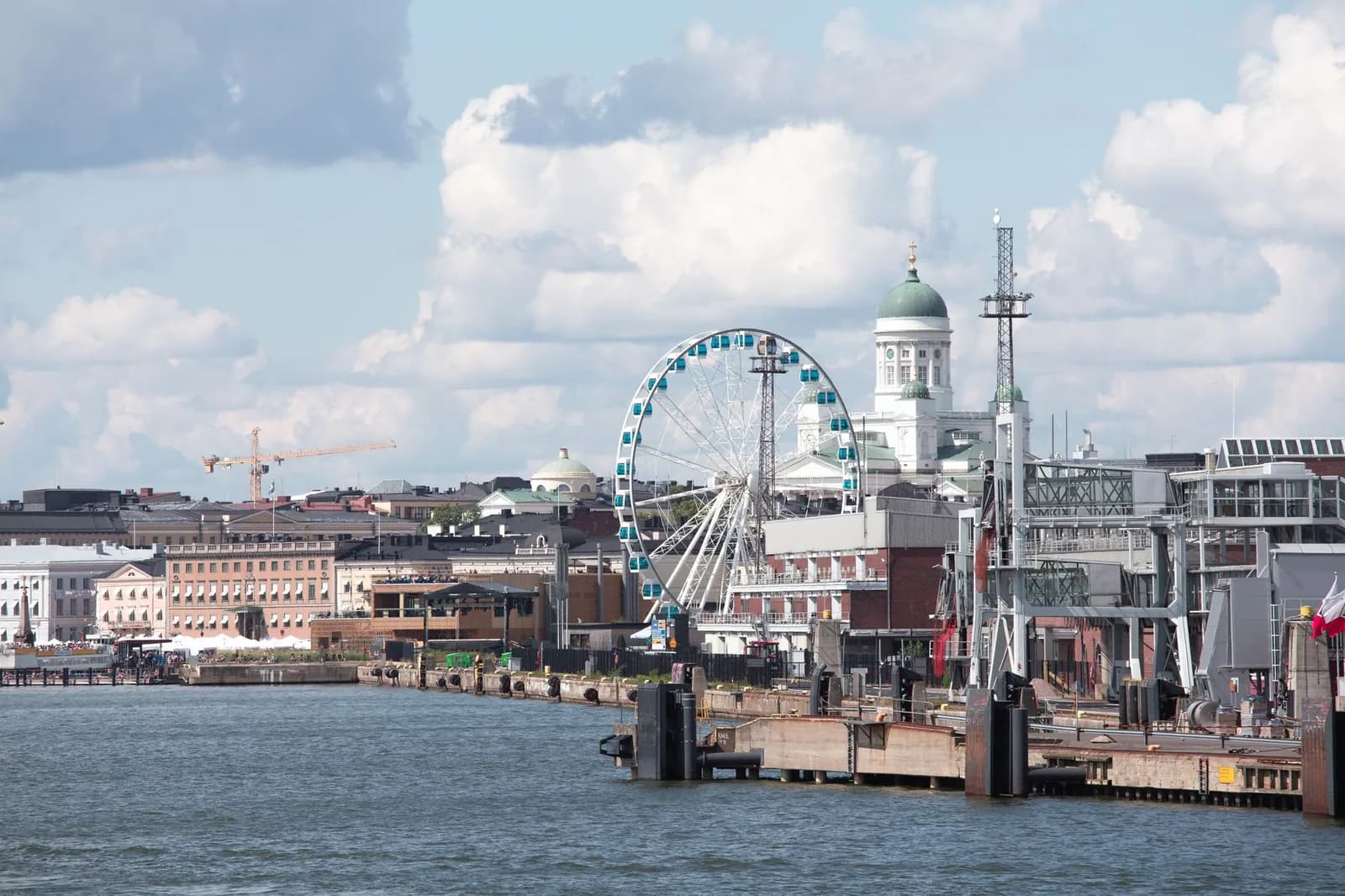 Front de mer d'Helsinki et cathédrale blanche vus depuis le ferry