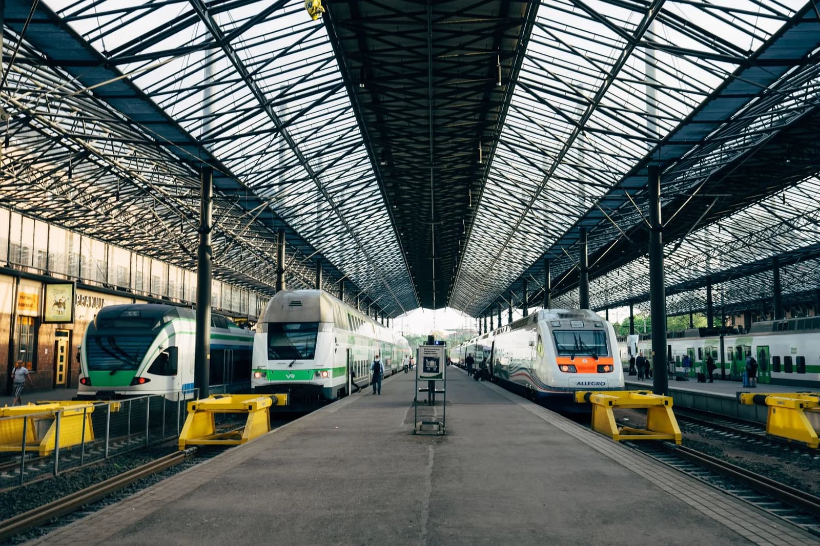 Trains VR à quai sous la verrière de la gare centrale d'Helsinki