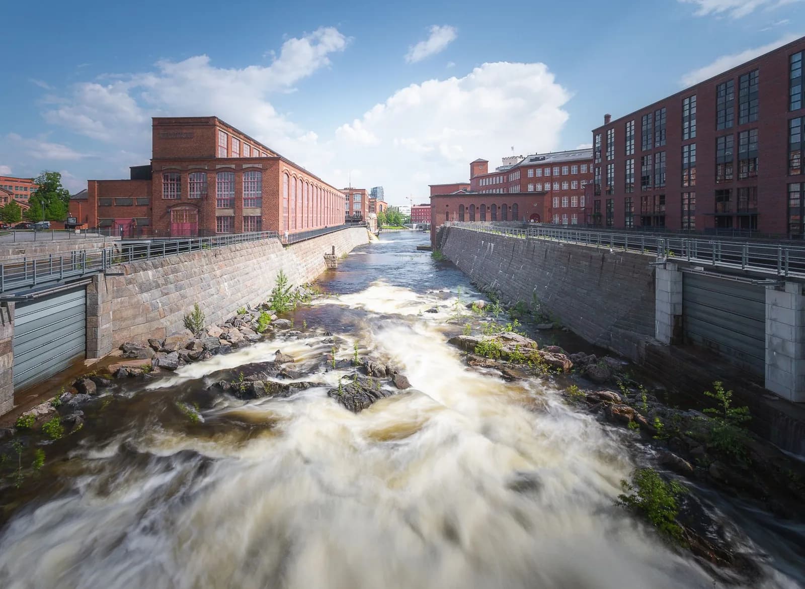 Rapides du Tammerkoski encadrés par les anciennes usines de brique rouge de Tampere