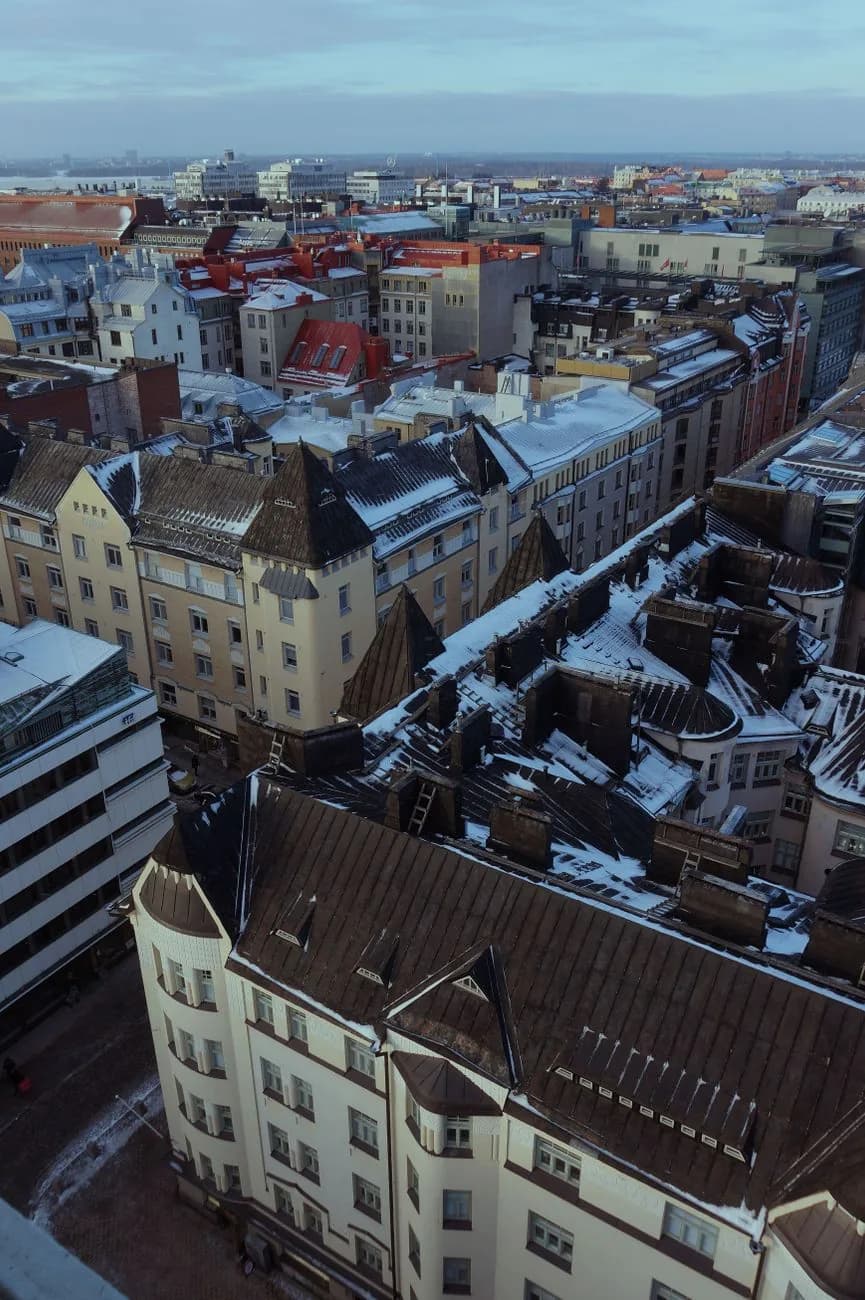 Toits enneigés du centre d'Helsinki vus d'en haut, au crépuscule hivernal